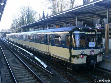 470 128 als Weihnachts-S-Bahn am 03.12.2016 in Blankenese.