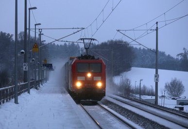 Am winterlichen 8. Januar 2017 durchfährt 185 062 mit einem Güterzug den Haltepunkt Paindorf zwischen München und Ingolstadt.