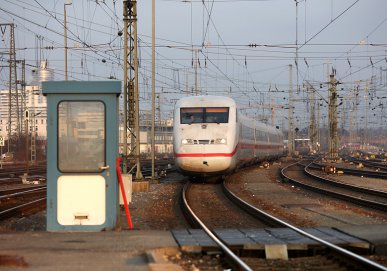 Ein ICE 2 erreicht am 9. Februar 2017 den Nürnberger Hauptbahnhof - Steuerwagen voraus.