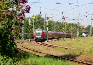 Der Bahnhof Demmin in Vorpommern verfügt 2017 noch über Formsignale und weitere Infrastruktur, die an gute, alte Eisenbahn erinnert. Im Bild ein Regionalzug an der nördlichen Einfahrt am 19.05.2017.