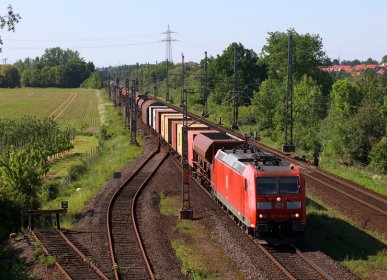 Ein Güterzug nahe Rethen (südlich von Hannover) am frühsommerlich heißen 27. Mai 2017