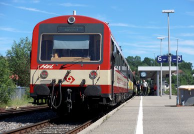Der Naturpark-Express fährt an Sommerwochenenden im oberen Donautal. Insbesondere für Fahrradfahrer ist die Verbindung sehr attraktiv. Die Aufnahme entstand am 11.06.2017 in Sigmaringen