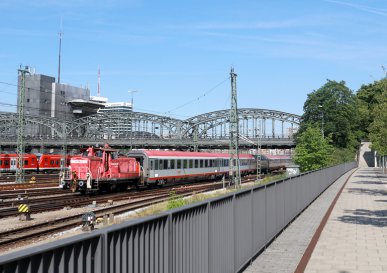 Alltagsbetrieb mit einer Rangierlok am Münchner Hauptbahnhof, aufgenommen am 18.07.2017. Im Hintergrund ist die Hackerbrücke zu sehen.