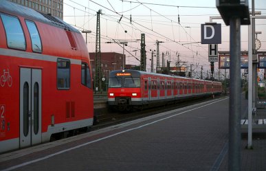Im Jahr 2017 fahren weiterhin einige Elektrotriebzüge der Baureihe 420, unter anderem im Ruhrgebiet. Die Aufnahme entstand im Dortmunder Hauptbahnhof am 21.07.2017