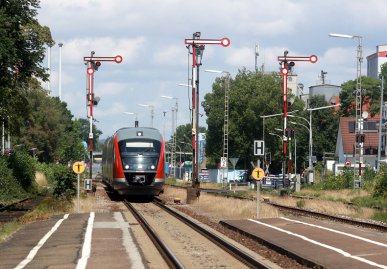 Ein Desiro-Triebwagen fährt am 22.07.2017 in den Bahnhof Senden ein. Nach kurzem Aufenthalt geht es weiter in Richtung Weißenhorn.