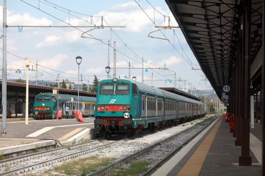 Dieses Bild entstand im Bahnhof Verona Porta Nuova am 4. September 2017. Im Bild befinden sich zwei Regionalzüge.