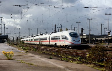 Auf dem Weg von Köln nach Amsterdam macht ein ICE am 27.10.2017 im Hauptbahnhof von Oberhausen Station