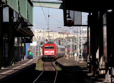 Ein Eurocity erreicht am 1.11.2017 den Hautbahnhof von Stuttgart. Währenddessen wird nebenan gebaut; es ist nicht mehr lange bis der oberirdische durch einen neuen Tunnelbahnhof ersetzt wird.