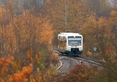 Ein Triebwagen der Erfurter Bahn erreicht am herbstlich trüben 12.11.2017 den Ort Wünschendorf.