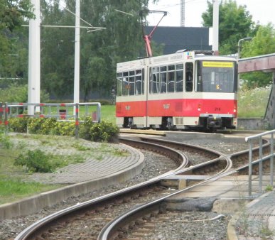 KT4D Triebwagen 216 von 1983 der Straßenbahn Plauen in der Wendeschleife am Oberen Bahnhof. Das Foto entstand im Juli 2017.