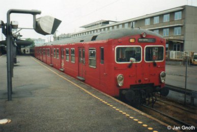 Im Sommer 2000 war der untere Bahnsteig der Ringbahn in Vanløse noch für die S-Bahn in Betrieb, ein 2.Generationszug ist soeben von der Ringbahn aus Richtung Hellerup kommend am unteren Bahnsteig der Ringbahn in Vanløse eingetroffen und wird nach kurzem Aufenthalt über die Ringbahn nach Hellerup zurück fahren. Nur knapp 9 Monate später am 23. April 2001 wurde dieser Bahnsteig für die S-Bahn außer Betrieb genommen und für die Metro umgebaut. Am 12. Oktober 2003 wurde dieser Bahnsteig für die Metro wieder in Betrieb genommen, die Ringbahn hält seitdem am etwas weiter südlich gelegenen Haltepunkt Flintholm, wo ein neues Drehkreuz zwischen Ringbahn, Frederikssundbahn und Metro entstanden ist.
