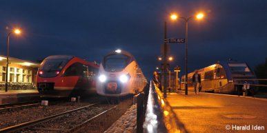 Als letzter Triebwagen des Tages ist am 15. April 2017 der SNCF Régiolis aus Strasbourg in Wissembourg eingetroffen. An Gleis A besteht noch Anschluss nach Landau (Pfalz) mit einem DB-Triebwagen der BR 643 während an Gleis C ein SNCF X73900 auf seinen nächsten Einsatz wartet.