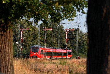 Ein Talent-2 erreicht als Regionalexpress am Morgen des 23.07.2018 den Bahnhof Demmin in Vorpommern.