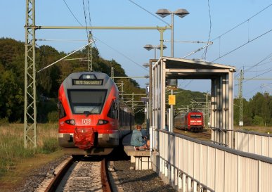 Lietzow auf Rügen, 12.05.2018. Links ein Regionalzug, der auf Fahrgäste wartet und rechts ein Intercity, der den Bahnhof durchfährt.