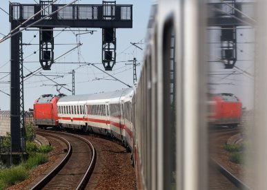 Ein Intercity erreicht am 13.05.2018 von Stralsund her kommend den Berliner Hauptbahnhof