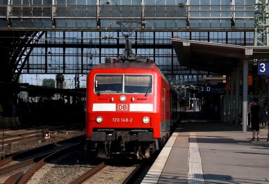 120 148 macht mit einem Ersatz-Intercity am 26.05.2018 in Bremen Hbf Station.
