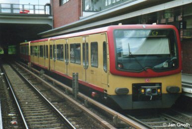 481 noch in ursprünglicher Farbgebung um 2003/2004 in Gesundbrunnen. 