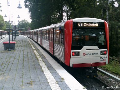 Wegen der Streckensperrung zwischen Ohlsdorf und Langenhorn-Markt durch die Sommerferien 2019 kamen auf dem Abschnitt Ohlsdorf - Ohlstedt/Großhansdorf wieder mehr DT3 zum Einsatz. Hier setzt im Juli 2019 ein in Hennigsdorf zum DT3N modernisierter Zugverband mit 905 am Zugschluss in Ohlstedt in die Kehranlage aus.
