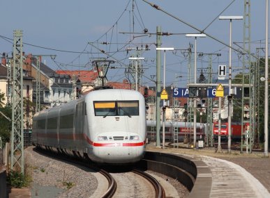 Ein ICE 1 fährt in den Bahnhof Frankfurt Süd ein - Ersatzhalt für Frankfurt Hauptbahnhof wegen Bauarbeiten an diesem 31.08.2019.