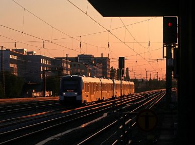 Das ist die neue König-Ludwig-Bahn: Ein Dieseltriebzug der Bayerischen Regiobahn fährt in der Abendsonne des 1.05.2019 durch München-Laim.