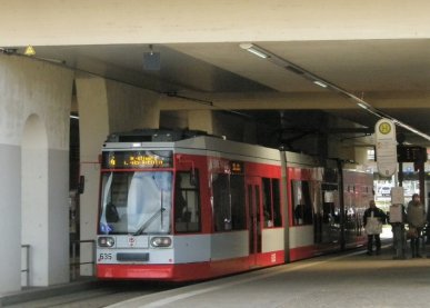 2018, Straßenbahn Halle: Ein Gelenktriebwagen vom Typ MGT6D,  Bj 1998, von Bombardier hält unter der Eisenbahnunterführung an der Haltestelle Hauptbahnhof.