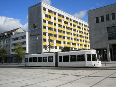 Straßenbahn Dessau-Roßlau: Ein TW vom Typ LF2000 durchfährt die Kavalierstraße