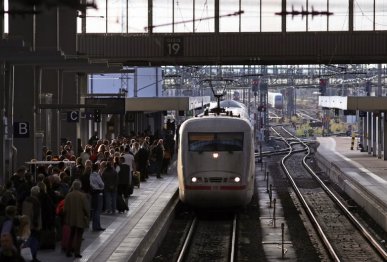 Ein ICE 1 wird am 28.09.2019 im München Hauptbahnhof bereitgestellt; der Bahnsteig ist bereits voll mit Reisenden, die den Zug erwarten.