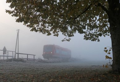 Morgennebel in Mindelheim am 10.11.2019. Ein Triebwagen der Mittelschwabenbahn ist in Richtung Günzburg aufgebrochen.