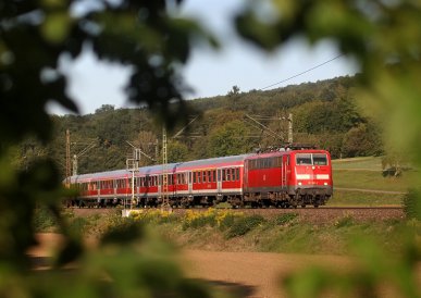 Baureihe 111 und n-Wagen: diese Kombination ist 2019 bereits sehr selten auf deutschen Gleisen. Die Aufnahme entstand am 19.09.2019 bei Ebersbach (Fils)