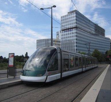 Strasbourg, Juli 2019: An der Haltestelle Parlement Européen hält ein Fahrzeug vom Typ Eurotram. Das ist das älteste Modell der neuen Straßburger Straßenbahn, die 1994 eröffnet wurde.n
