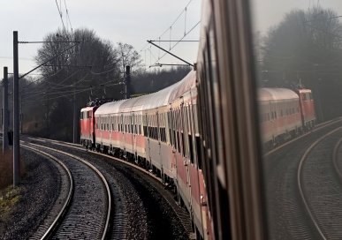 Ein Ersatzzug für Go-ahead bestehend aus einer Lok der Baureihe 111 und n-Wagen am 3.01.2020 bei Schnelldorf