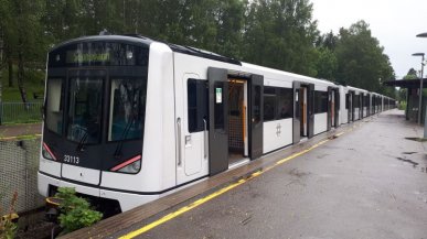 T-bane in Oslo: Ein Zug steht an der Endhaltestelle Sognsvann (Linie 5) bereit zur Fahrt um den Ring und weiter nach Vestli. Aktuell verkehren in Oslo ausschließlich Züge dieser Baureihe MX3000, außer auf der Linie 1 grds. in Doppeltraktion. Das Bild entstand am 10.07.2021 am Nachmittag.