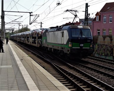 Auto-Transportzug passiert Bahnhof Hannover-Linden Fischerhof