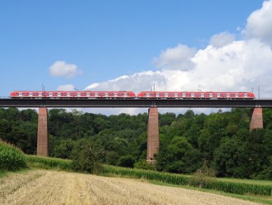 Eine S-Bahn der Deutschen auf dem Remstal-Viadukt bei Waiblingen. Das Viadukt wurde 1875-76 gebaut. Es ist 45 m hoch und 240 m lang.