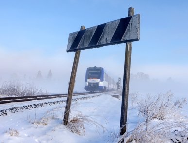 Tief winterlich zeigt sich das Wetter am 18.12.2022 bei Warngau. Ein BRB-Zug ist in Richtung Süden unterwegs und hat mit Sicherheit viele Wintersportler an Bord.