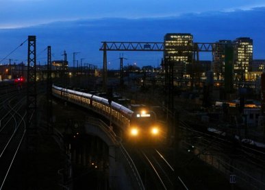 Blaue Stunde in der Landeshauptstadt: am 2.01.2023 ist eine Doppeltraktion 423er der S-Bahn München in der Abenddämmerung an der Donnersberger Brücke unterwegs