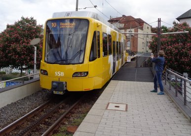 Der neue "Zacke"-Wagen 1103 an der Haltestelle Stuttgart-Marienplatz ist ein beliebtes Fotomotiv.