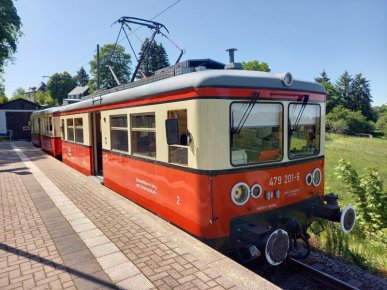479 201 und 479 205 (umgebaut zum "Olitätenwagen") am 03.06.2023 bei allerbesten Frühsommerwetter in Cursdorf, KBS 563.