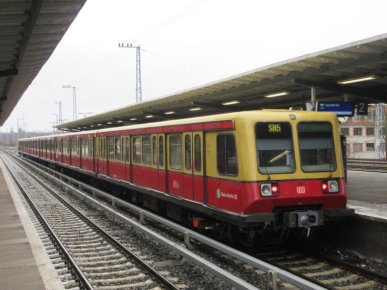 Wenige Monate vor der Verabschiedung der Baureihe 485 ist im Frühjahr 2023 noch ein 485 von Pankow kommend in Grünau angekommen und wird gleich in die Kehranlage aussetzen.