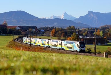 Herrliches Föhnwetter herrschte im Alpenvorland am 1.11.2023. Ein Triebzug der Westbahn ist bei Köstendorf-Weng unterwegs.