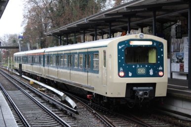 Der "neue" Museumszug der S-Bahn Hamburg GmbH bei seinem ersten Einsatz als Weihnachts-S-Bahn am 07.12.2024 in Blankenese.