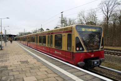 Am Tag der Verabschiedung der Gotha-Wagen bei der Woltersdorfer Straßenbahn am 01.03.2025 wurde in Rahnsdorf neben den Gotha-Wagen auf der Tram 87 auch dieser 480 auf der S3 aufgenommen.